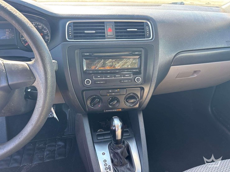 2013-volkswagen-jetta-sedan-image-15