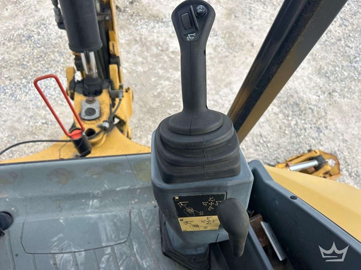 2015-caterpillar-420f2-it-image-18