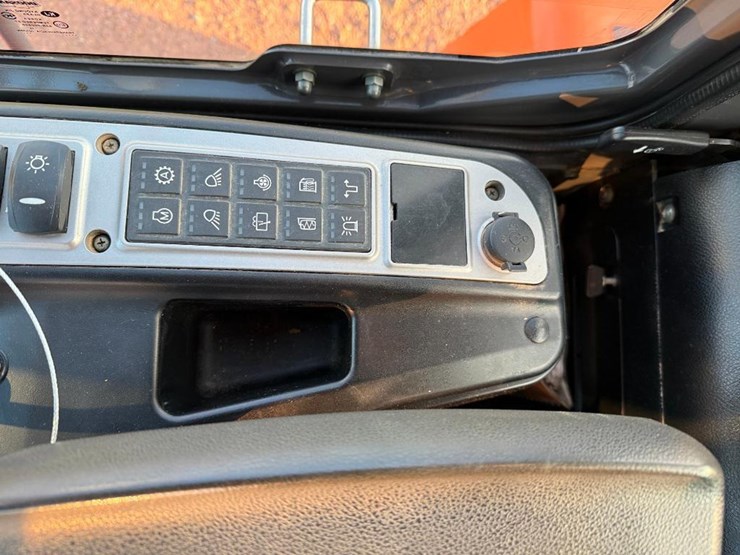 2017-doosan-dl250-5-image-48