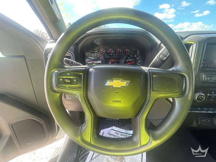 2022-chevrolet-silverado-4x4-crew-cab-pickup-truck-image-13