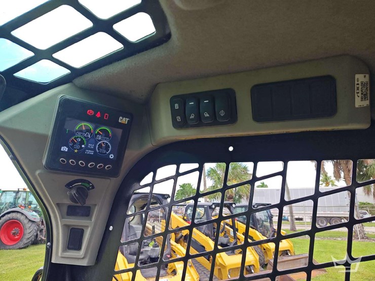 2023-caterpillar-246d3-image-13