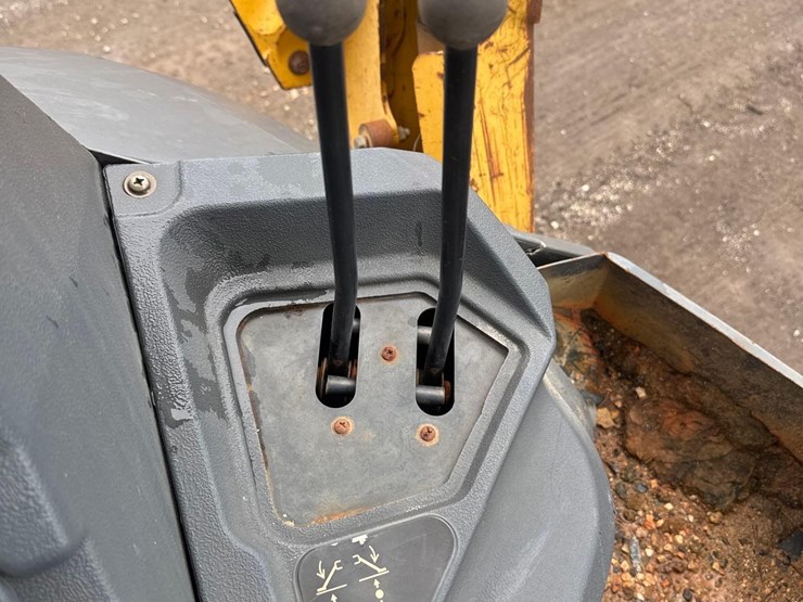 2016-deere-310l-image-29