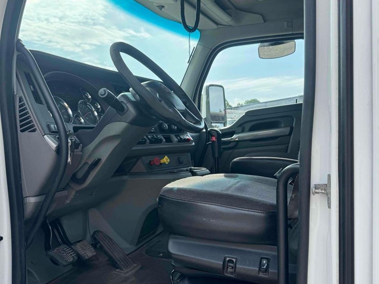 2016-kenworth-t880-image-23