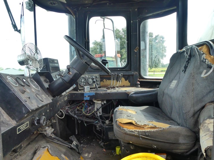 1996-caterpillar-3208-image-11