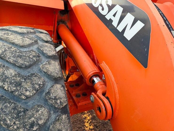 2017-doosan-dl250-5-image-23