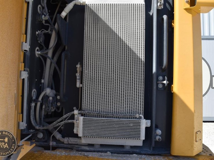2021-deere-744l-image-49