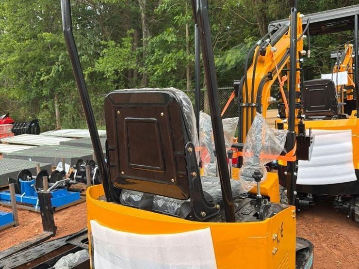 2026-future-13-mini-excavator-image-3