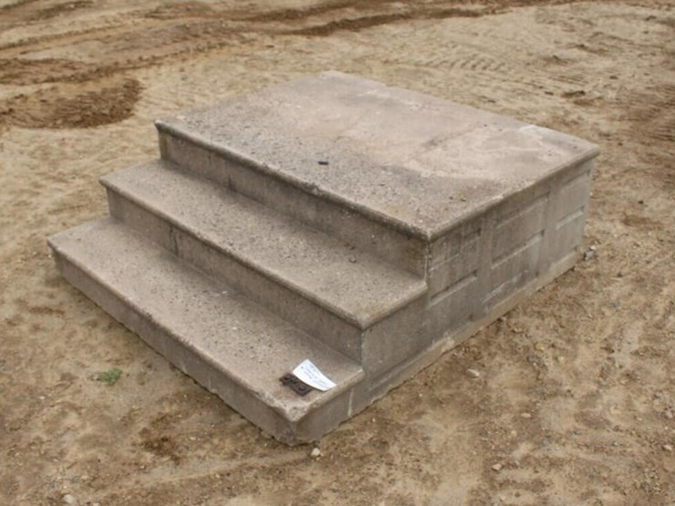 concrete-steps-approx.-65"x60"x22"-image-2