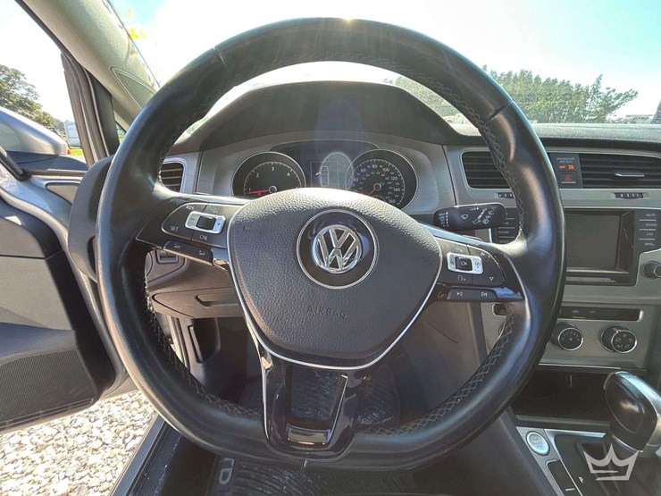 2015-volkswagen-golf-sportwagen-hatchback-image-13