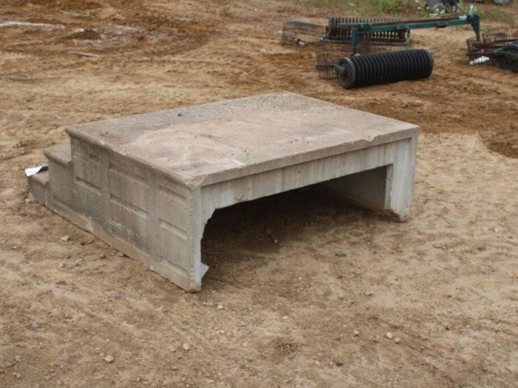 concrete-steps-approx.-65"x60"x22"-image-5