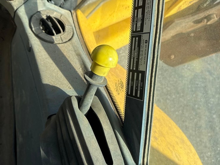 new-holland-lb75b-image-32