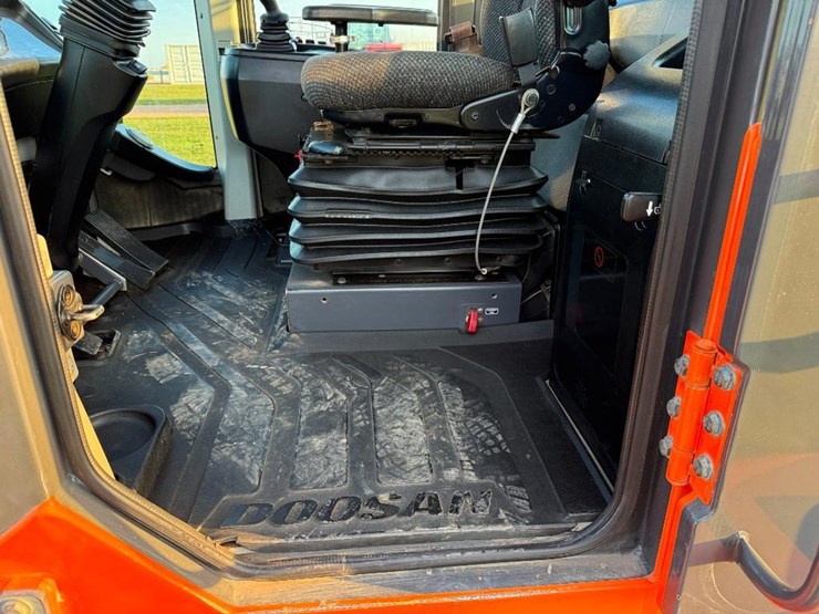2017-doosan-dl250-5-image-39