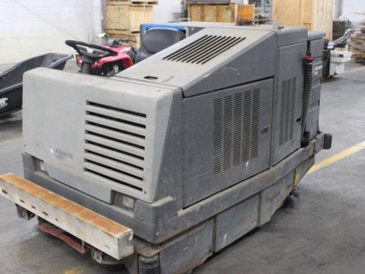 nilfisk-advance-floor-scrubber-image-3