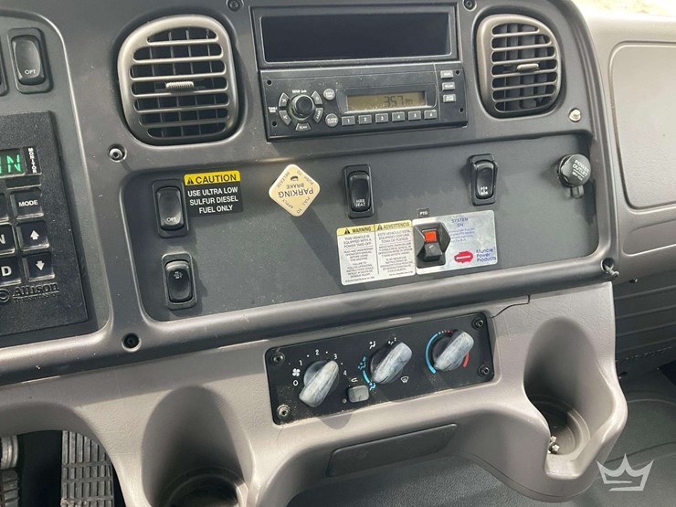 2010-freightliner-m2-106-image-17