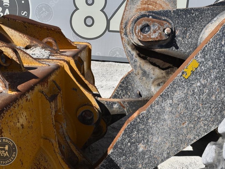 2021-deere-744l-image-33