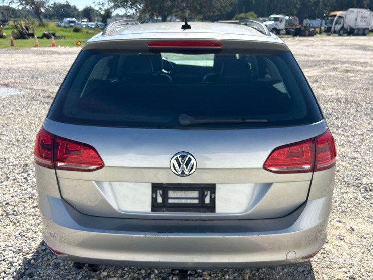 2015-volkswagen-golf-sportwagen-hatchback-image-24