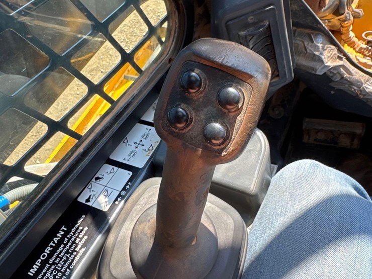 2020-deere-331g-image-22