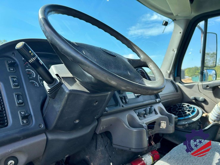 2008-freightliner-m2-106-image-60