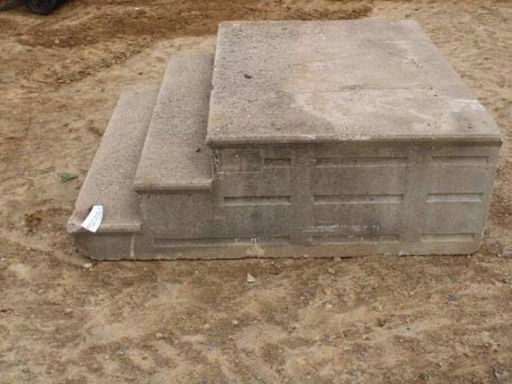 concrete-steps-approx.-65"x60"x22"-image-6