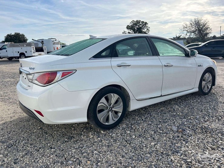 2013-hyundai-sonata-hybrid-sedan-image-3