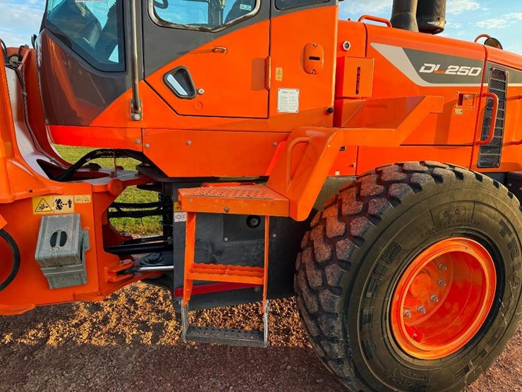 2017-doosan-dl250-5-image-17