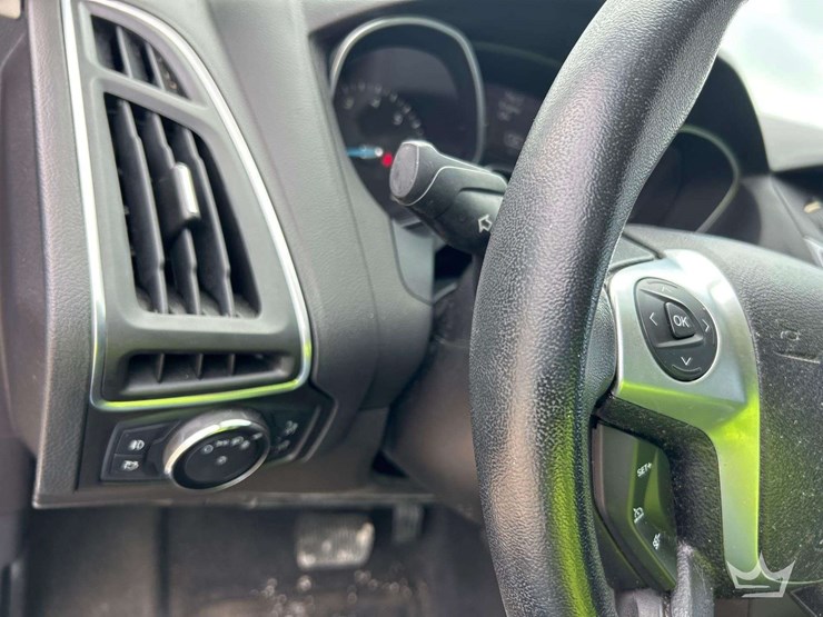 2013-ford-focus-hatchback-image-14