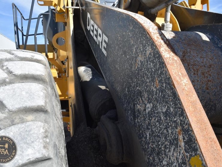 2021-deere-744l-image-29