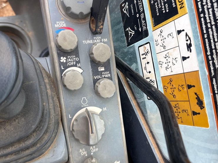 2019-deere-85g-image-25