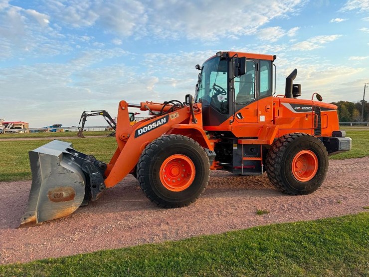 2017-doosan-dl250-5-image-1