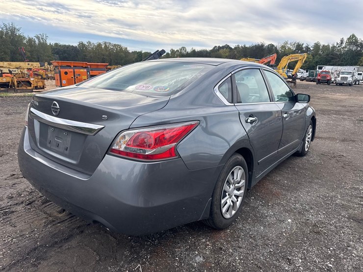 2015-nissan-altima-passenger-car-image-6