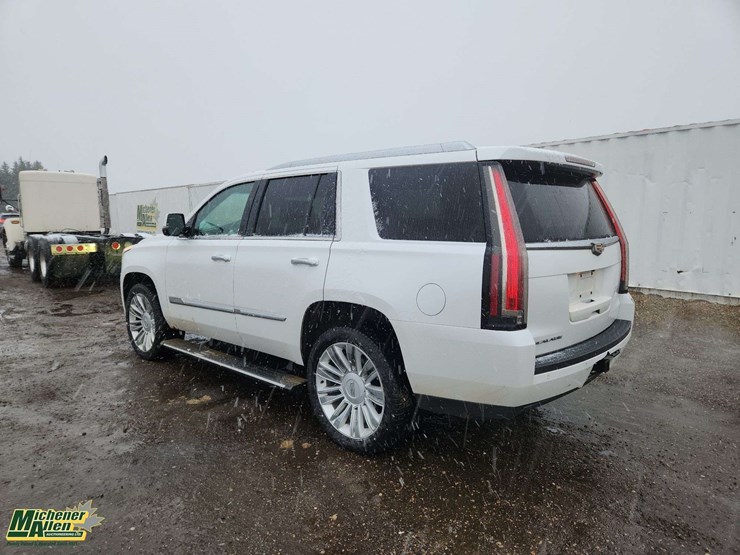 2016-cadillac-escalade-image-3