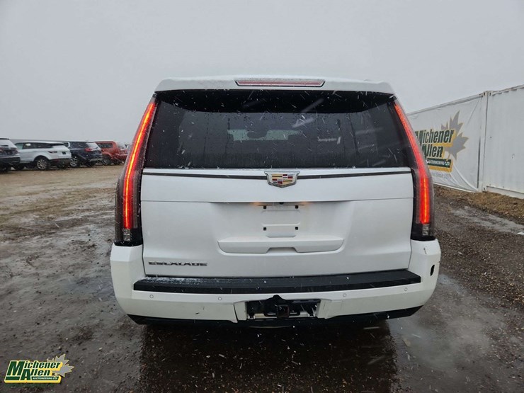 2016-cadillac-escalade-image-25