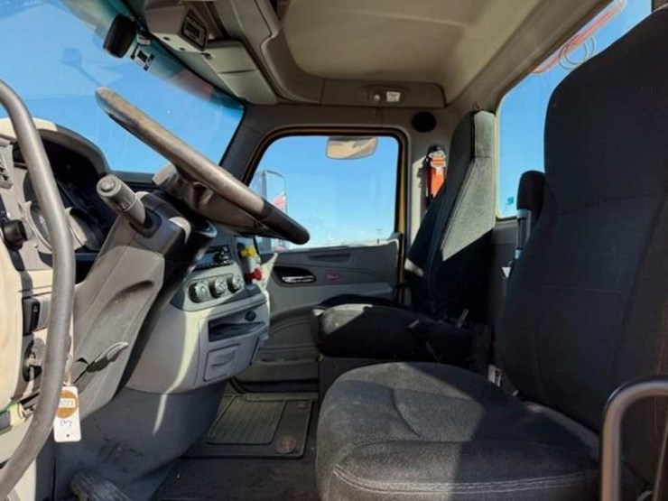 2019-peterbilt-579-image-10