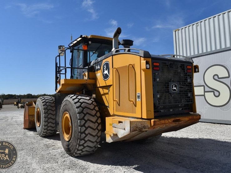 2021-deere-744l-image-21