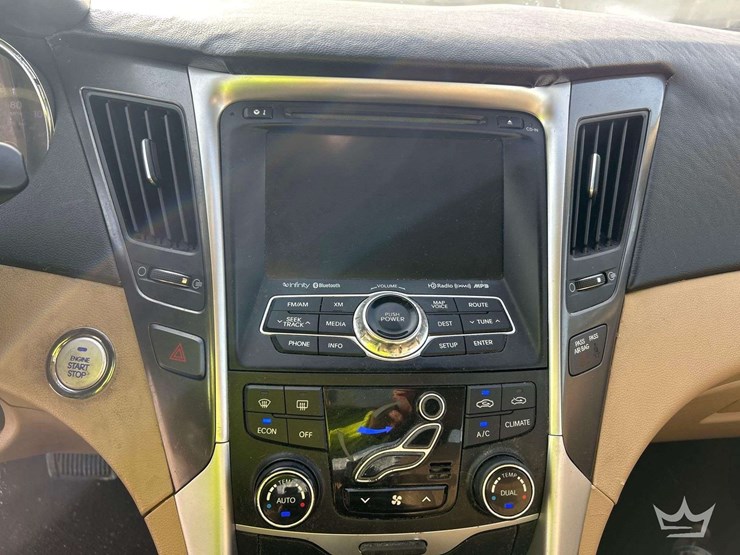 2013-hyundai-sonata-hybrid-sedan-image-16