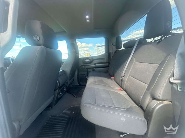 2022-chevrolet-silverado-4x4-crew-cab-pickup-truck-image-22
