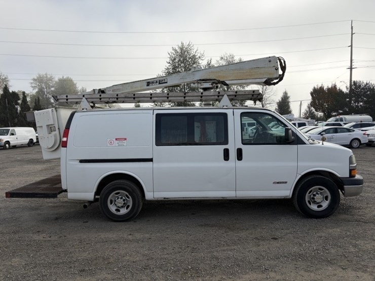 2004-chevrolet-express-bucket-van-image-3