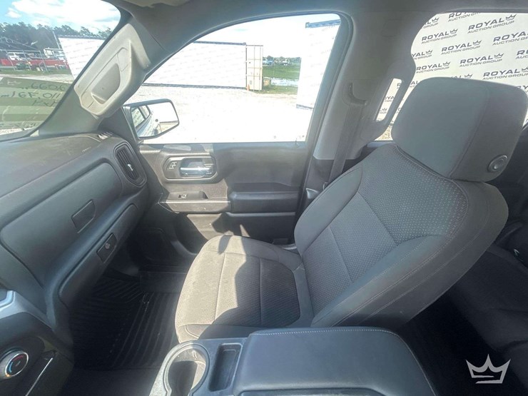2022-chevrolet-silverado-4x4-crew-cab-pickup-truck-image-20
