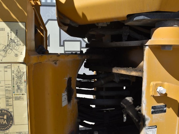 2021-deere-744l-image-38
