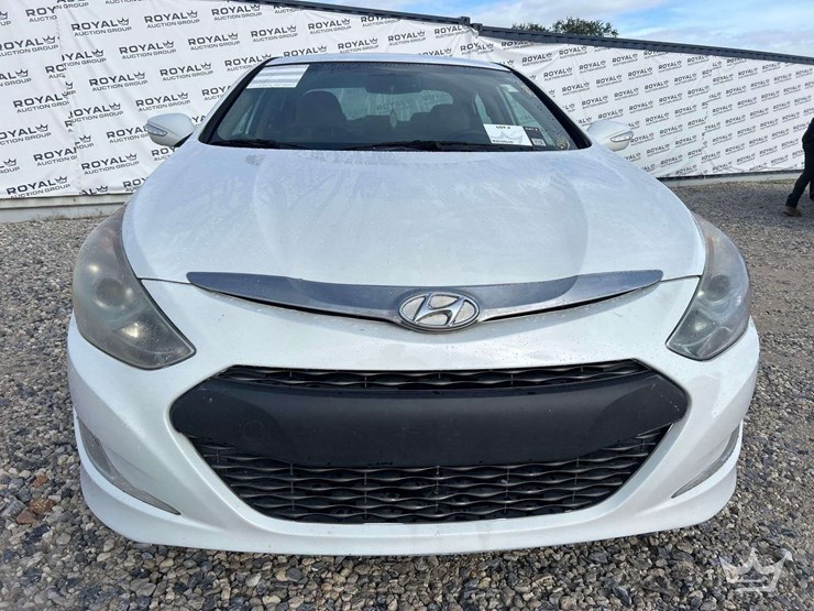 2013-hyundai-sonata-hybrid-sedan-image-24