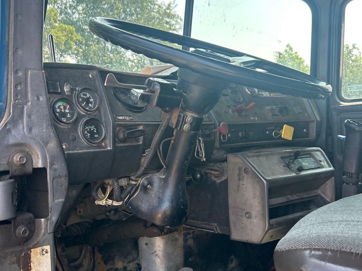 1996-mack-rd690s-image-17