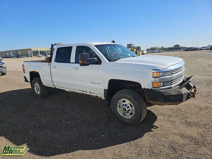 2015-chevrolet-silverado-2500hd-lt-image-2