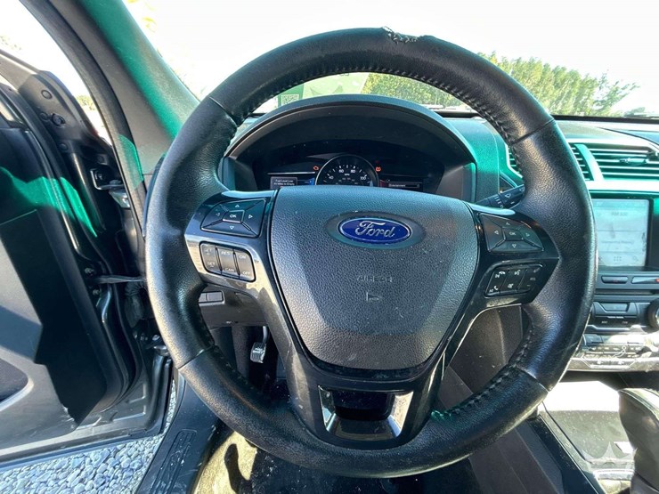2017-ford-explorer-image-13