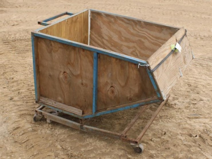 45"-x-36''-x-33"-homemade-livestock-feeder-box-image-2