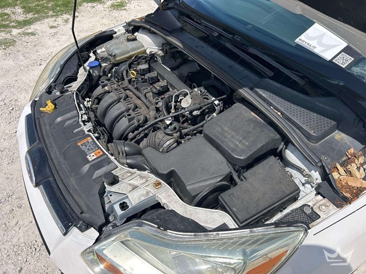 2014-ford-focus-sedan-image-8