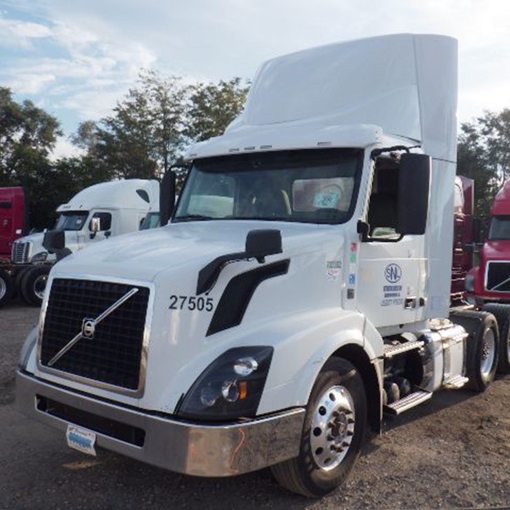 2017 VOLVO VNL300