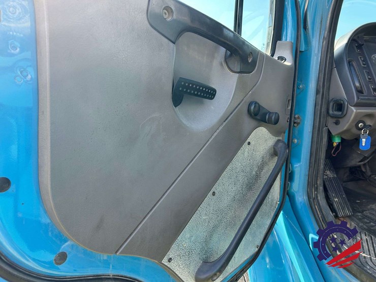 2008-freightliner-m2-106-image-53