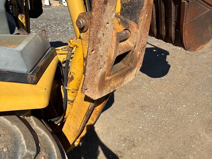 2001-caterpillar-420d-image-17
