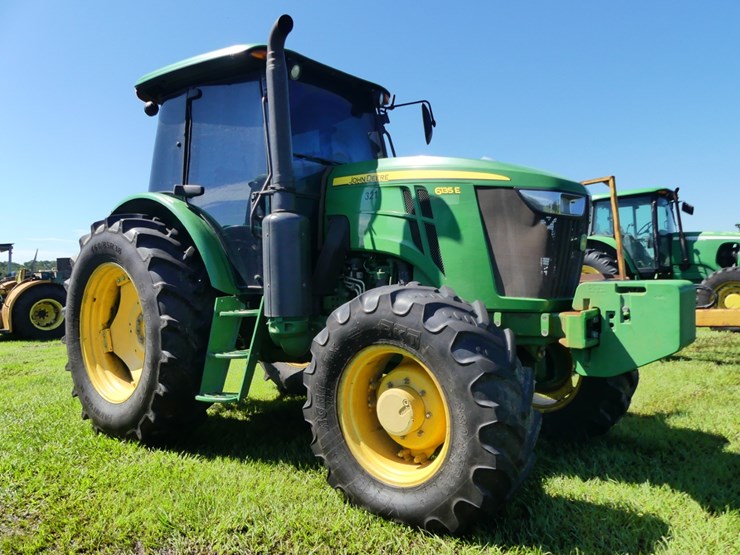 john-deere-6135e-image-1