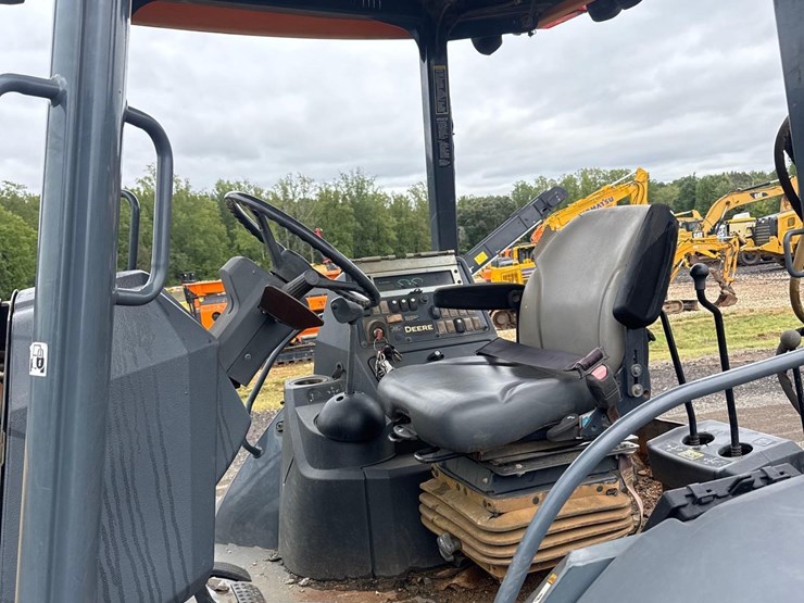 2016-deere-310l-image-23